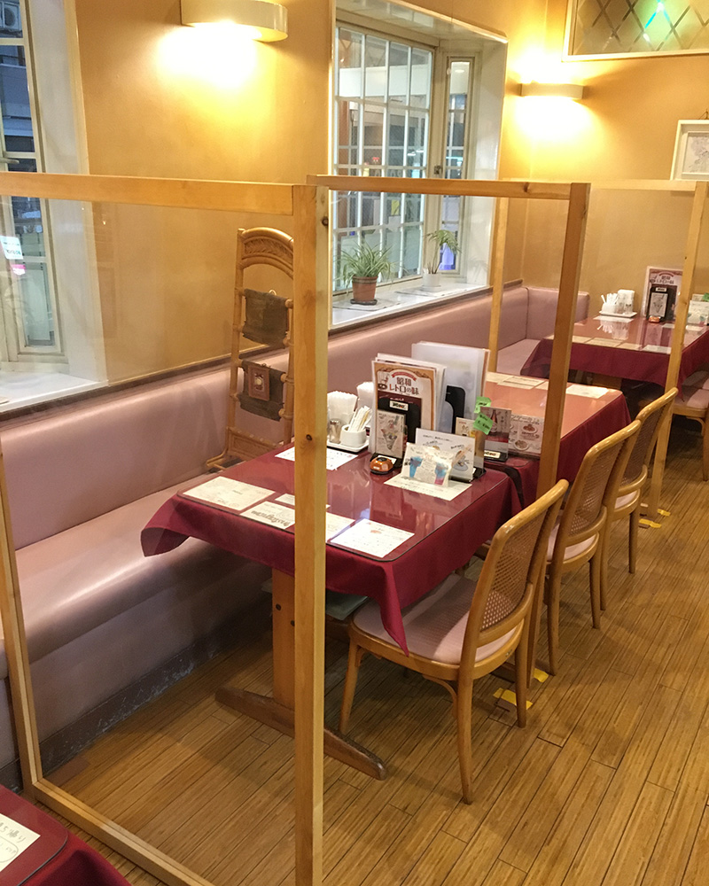 席にはパーテーション設置
