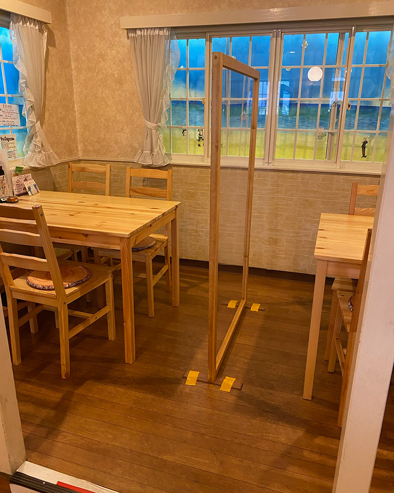 席にはパーテーション設置